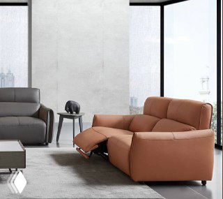 Два дивана (серый и коричневый) Cowhide в интерьере, показаны реклайнеры в рабочем положении и общая композиция.