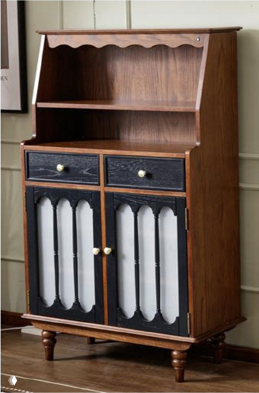 Сервант из тонированного ясеня с двумя ящиками и дверцами, декоративными вставками и фигурными ножками на фоне интерьерной стены.