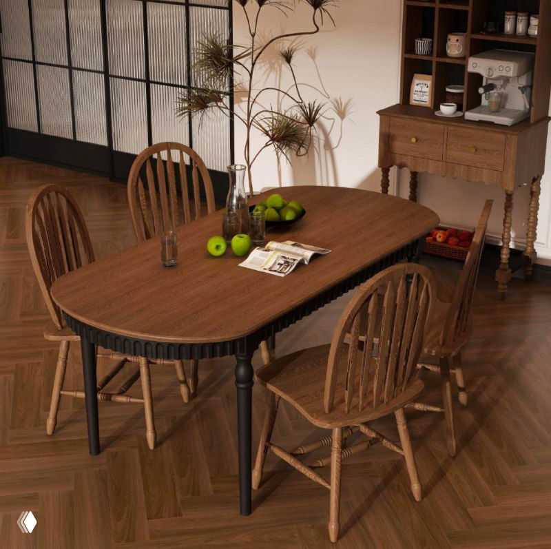 Обеденный стол из массива ясеня в тёплом интерьере на деревянном полу; овальная столешница, четыре деревянных стула и декор вокруг, подчёркивающие натуральную фактуру дерева.