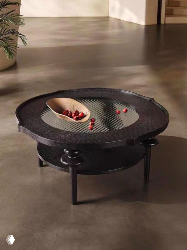 Круглый журнальный столик из массива ясеня на металлических ножках, с декоративной вставкой в центре, интерьерный кадр в минималистичном фоне.