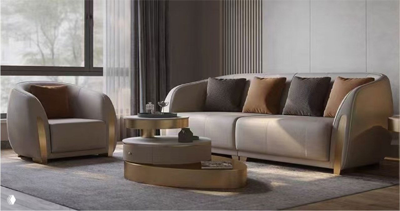 Бежевый современный диван с декоративными подушками в светлой гостиной рядом с креслом и круглым журнальным столиком, демонстрация формы и отделки.