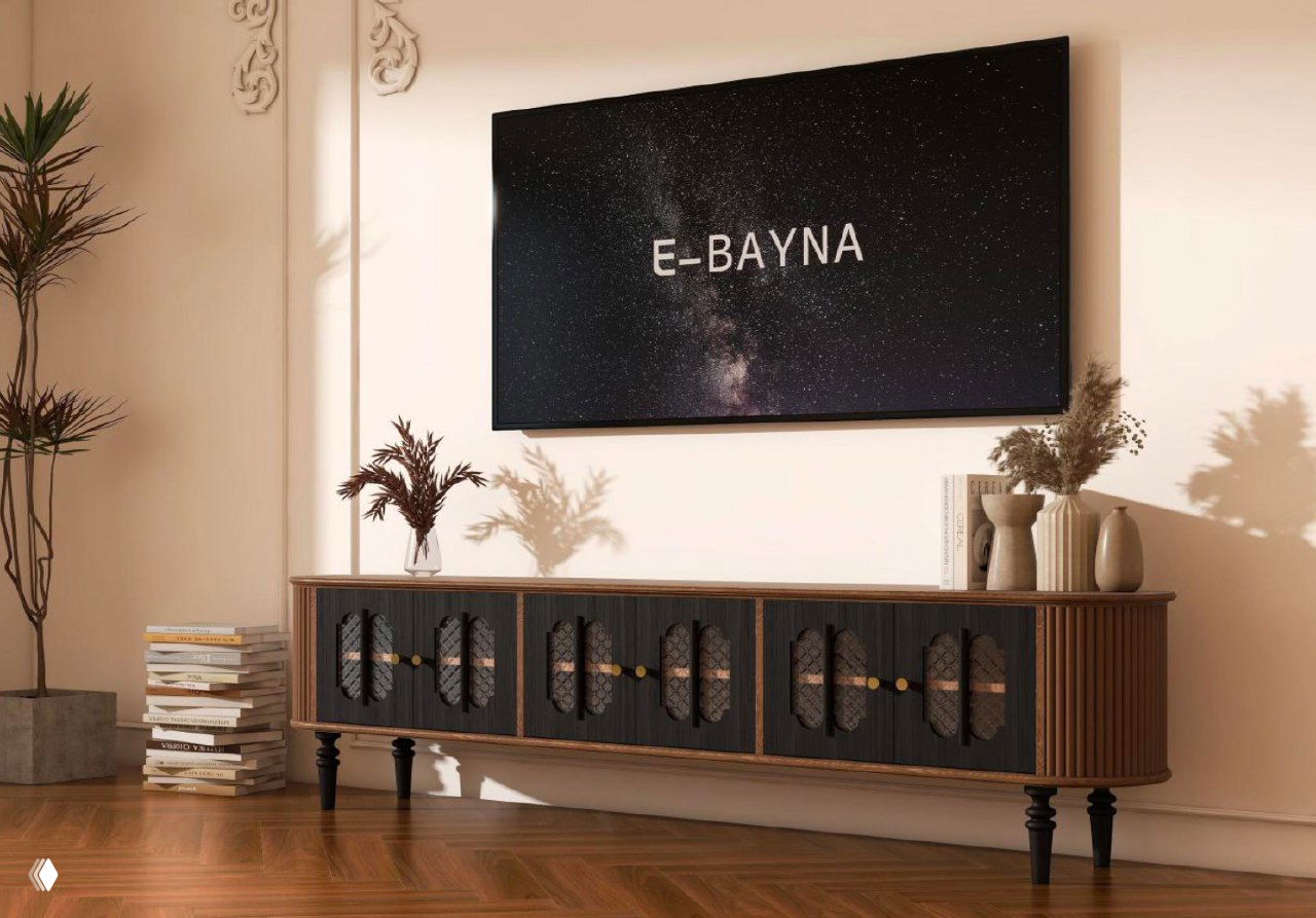 Длинная телевизионная тумба из массива ясеня в светлом интерьере: тёмные резные фасады, деревянные ножки и элементы декора вокруг