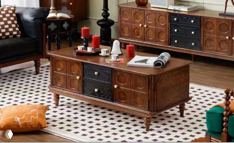 Фотография журнального столика из ясеня в оформленной гостиной: массивный деревянный стол с декоративной фрезеровкой на фоне комода, ковра и элементов интерьера.