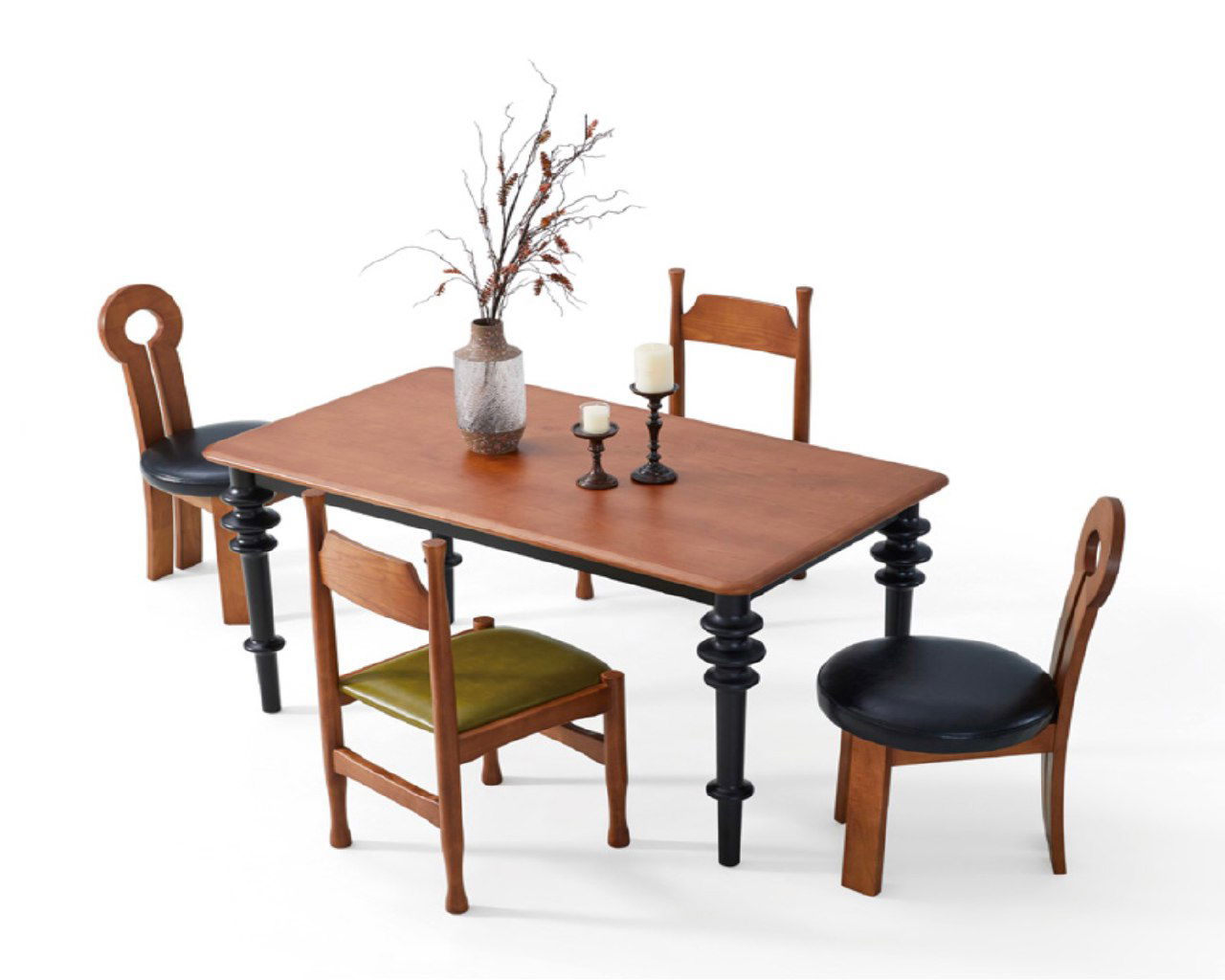 Фото обеденного стола из массива ясеня на белом фоне: деревянная столешница, фигурные чёрные ножки, несколько стульев и минимальный декор