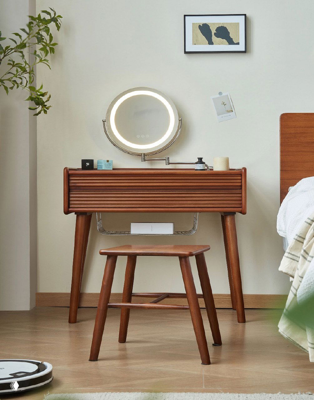 Фото табурета из массива ясеня тёмно-коричневого оттенка, показан в спальном интерьере перед туалетным столиком, вид спереди.