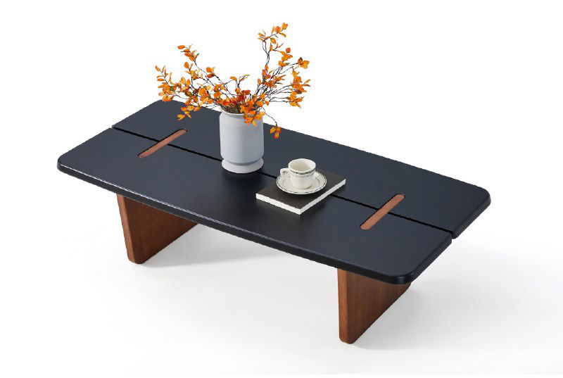 Фотография журнального столика из массива ясеня в тёмной отделке на белом фоне: столешница, деревянные ножки, ваза и чашка.