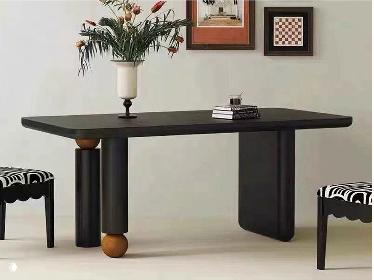 Чёрный стол из массива ясеня в интерьере, плоская столешница и массивные цилиндрические опоры с декоративными шариками.