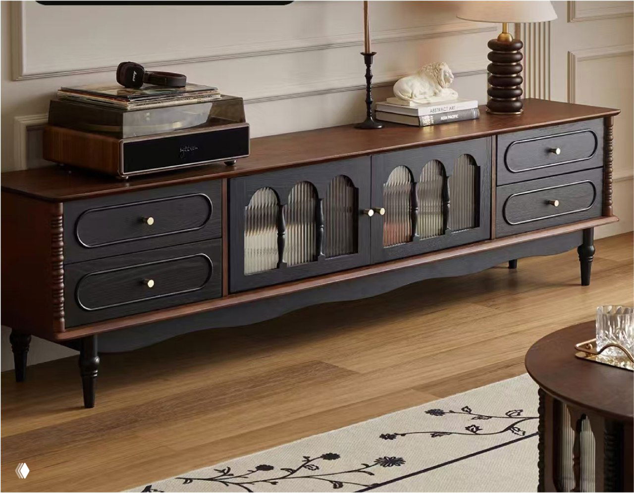 Тумба под ТВ из массива ясеня в интерьере: тёмная столешница, чёрные фасады с арочными стеклянными вставками.