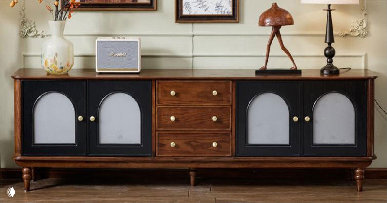 Длинная тумба под ТВ из массива ясеня: тёплый деревянный корпус, четыре дверцы и центральная секция с ящиками, размер 2200×400×650мм