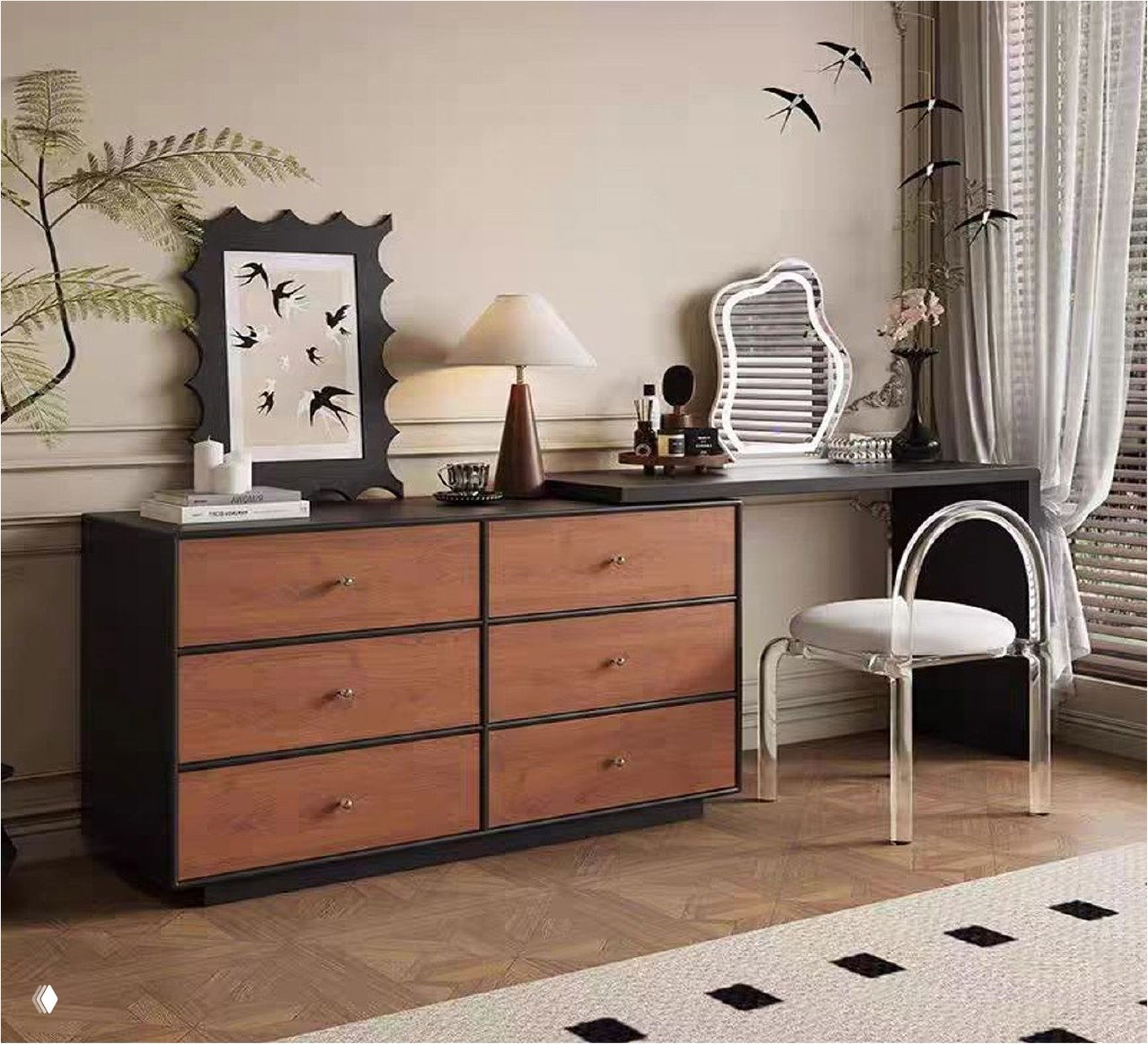 Комод и туалетный столик из ясеня в интерьере: шесть выдвижных ящиков, столешница с аксессуарами, зеркало, мягкий стул и паркетный пол.