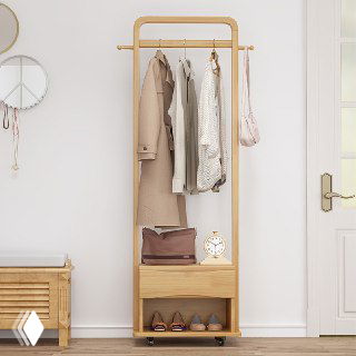 Фото стойки для одежды из массива дуба в светлом коридоре: верхняя одежда на перекладине, обувь на полке, выдвижной ящик.