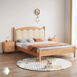 Детская кровать из массива дуба в светлом интерьере: деревянная рама, мягкое изголовье, прикроватные тумбочки и круглый коврик внизу.