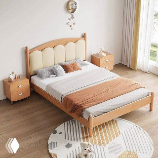 Вид сбоку на детскую кровать из дуба с уложенным постельным комплектом: подушки, одеяло и аккуратный тёплый плед в интерьере.