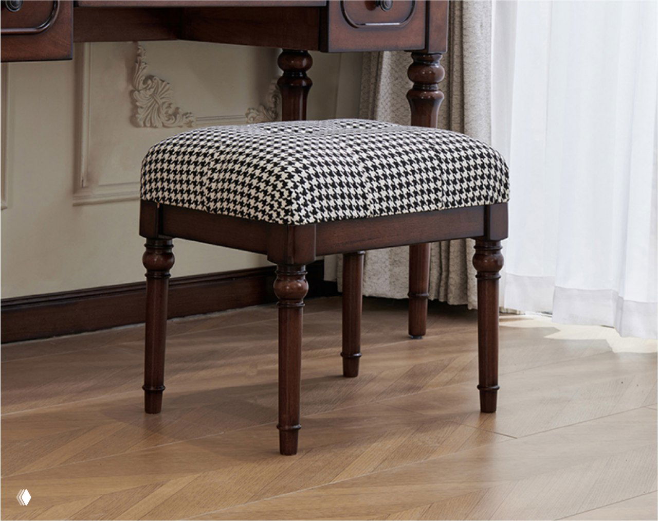 Табурет для макияжа из массива дуба: деревянная рама с фигурными ножками и мягкое сиденье в чёрно‑белый принт на паркетном полу.