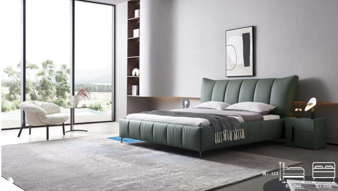 Кровать в светлой современной спальне у панорамного окна, кожаная обивка, мягкое изголовье, тумбочка и указаны размеры.