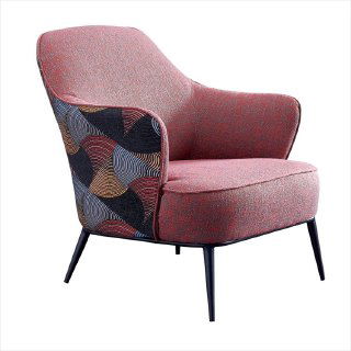 Розово-красное мягкое кресло с высокой спинкой, узорной боковой обивкой и тонкими металлическими ножками на белом фоне