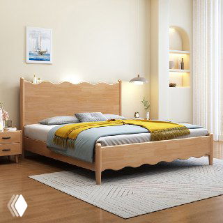 Кровать из светлого массива дуба в оформленной спальне: вид спереди на деревянную раму и изголовье с волнообразной кромкой, постель и ковёр.