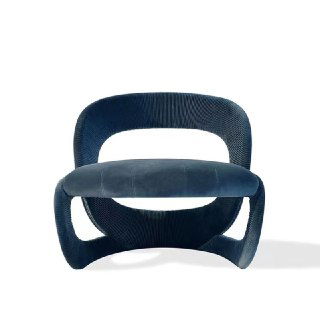 Фотография кресла с гнутой деревянной рамой и мягкой фланелевой обивкой тёмно‑синего цвета на белом фоне, ракурс спереди.