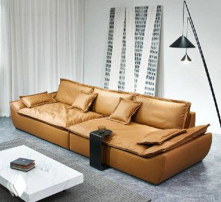 Коричневый кожаный диван «Галеон» в современном интерьере, вид спереди с низким журнальным столом, декоративными подушками и торшером.