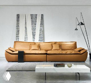 Широкий коричневый кожаный диван Галеон на светлом ковре, фронтальный вид с подушками и минималистичным интерьером на заднем плане.