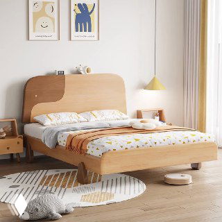 Фото детской кровати из светлого массива дуба в уютной комнате: изголовье, матрас с постелью, прикроватная тумба и элементы декора.