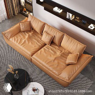 Вид сверху на коричневый кожаный диван Галеон, заметна текстура кожи, посадочные места и декоративные подушки в нейтральной гостиной.