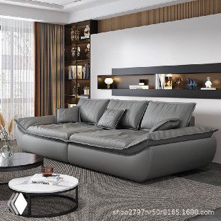 Серый диван в стиле Галеон в оформленной гостиной, боковой ракурс показывает мягкие подушки и обивку нейтрального оттенка, журнальный стол рядом.