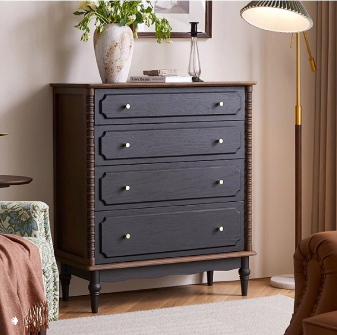 Комод из массива дуба в интерьере: четыре ящика, тёмно‑серые фасады, тёплая деревянная столешница и фигурные ножки.