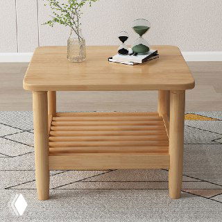 Квадратный журнальный столик из светлого дуба в интерьере: крупный план натуральной древесной текстуры, видна нижняя реечная полка и гладкая поверхность стола.