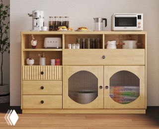 Светлый сервант из массива дуба в интерьере: комод с ящиками, открытыми полками и рифлёными дверцами, предметы кухни расположены сверху.