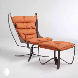 Оранжевое мягкое кресло с оттоманкой на металлической раме в светлой студийной обстановке — видно наполнение и текстуру обивки.