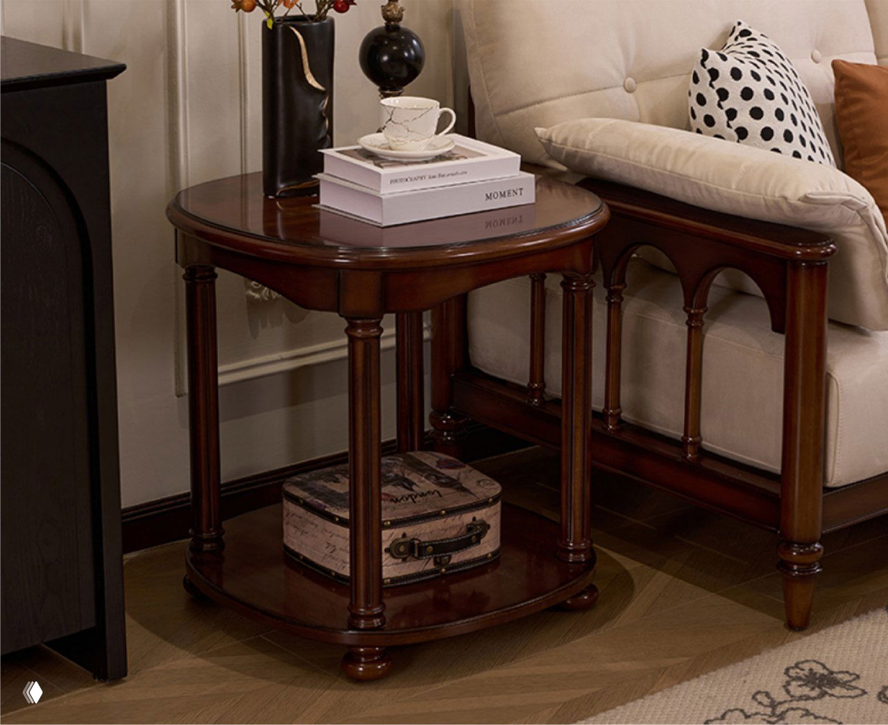 Фотография журнального столика из массива дуба в интерьере: тёмная столешница, нижняя полка и диван рядом.