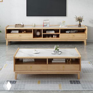 Тумба под телевизор из массива дуба на светлом фоне: низкая мебель с нишами, выдвижными ящиками и выраженной текстурой дерева.