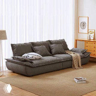 Темно-серый диван Галеон на бежевом ковре, показана посадочная глубина и декоративные подушки, интерьер с деревянной мебелью.