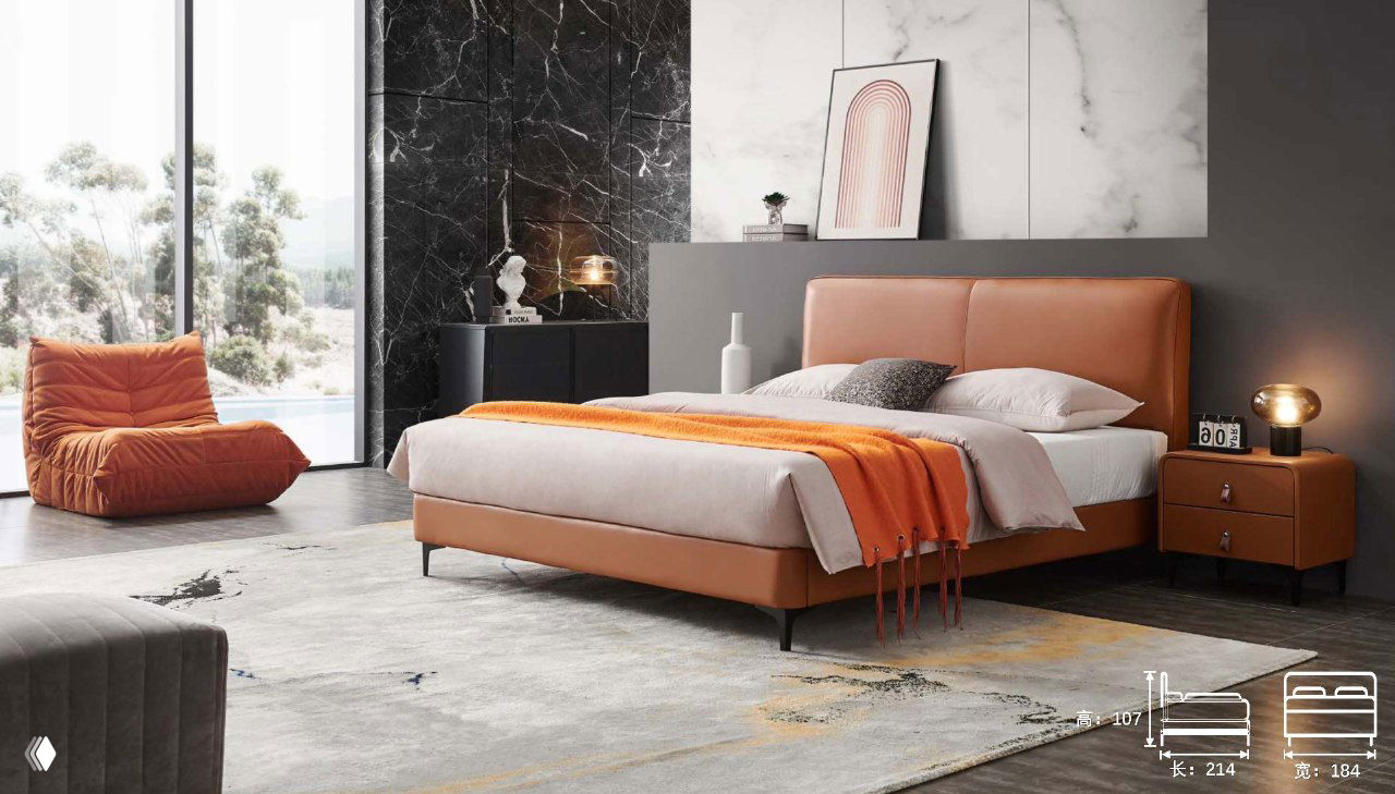 Кровать в светло-коричневой кожаной обивке в современной спальне с прикроватной тумбой и креслом у окна; показаны форма и отделка модели