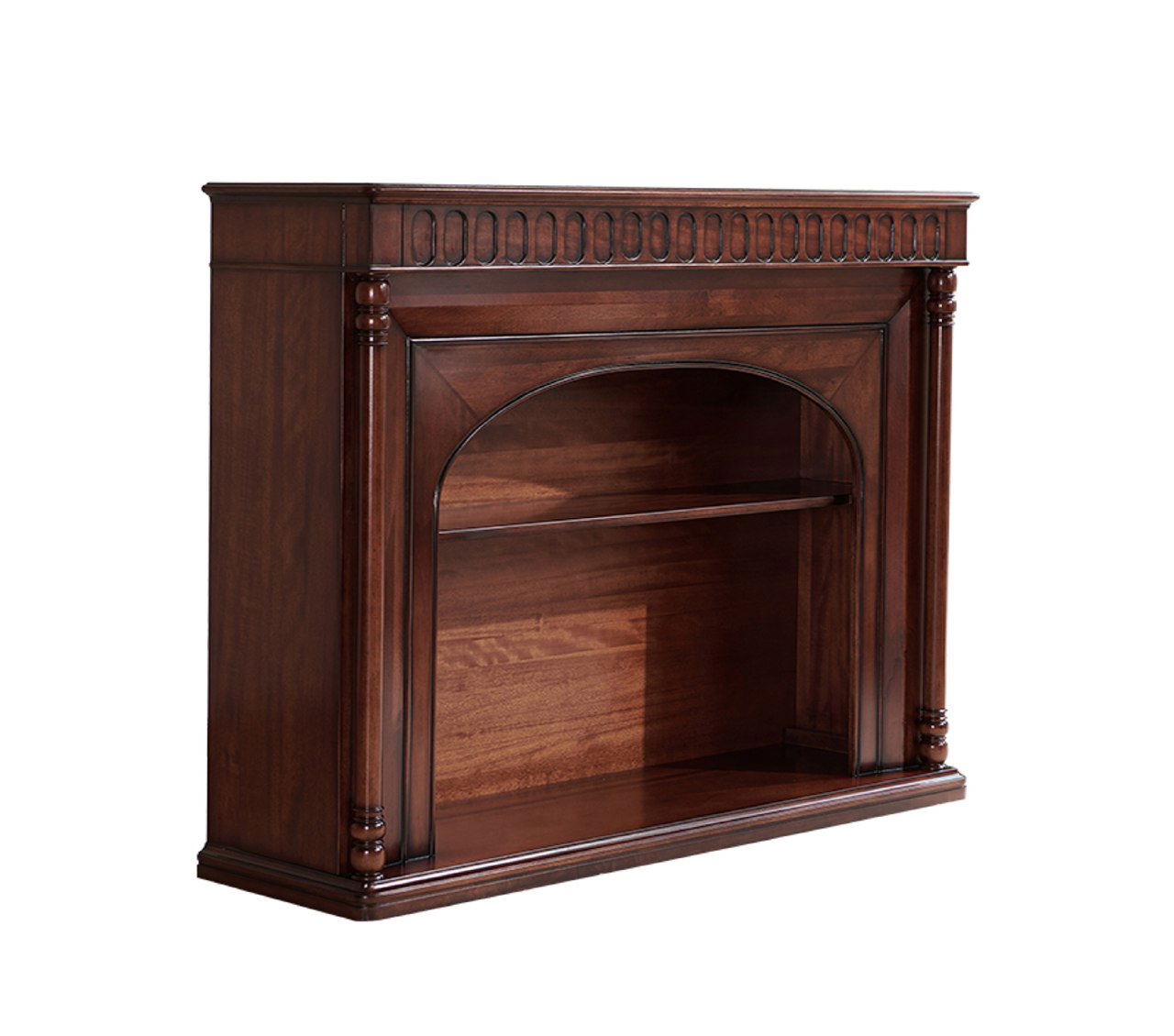 Фотография шкафа для камина из массива дуба в классическом стиле с колоннами, полками и тёмной отделкой на белом фоне.