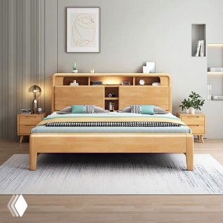 Фото спальни с кроватью из дуба: массивная кровать с изголовьем-полкой, прикроватные тумбы, ковёр и светлая стена в нейтральных тонах.