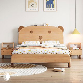 Детская кровать из массива дуба в светлой комнате: изголовье с ушами и сердечком, две тумбочки, мягкий коврик и детское постельное бельё