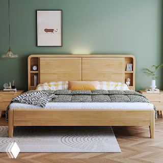 Кровать из массива дуба в светлой спальне: вид спереди, изголовье с полками, натуральная текстура древесины и аккуратный интерьерный декор.