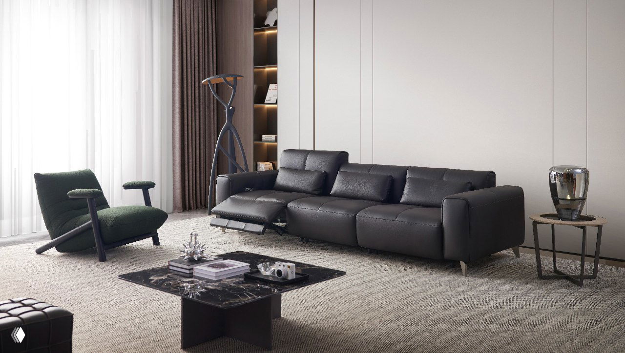 Современный интерьер с большим черным кожаным диваном в гостиной: раскладывающийся секционный диван на фоне светлой стены и журнального столика.