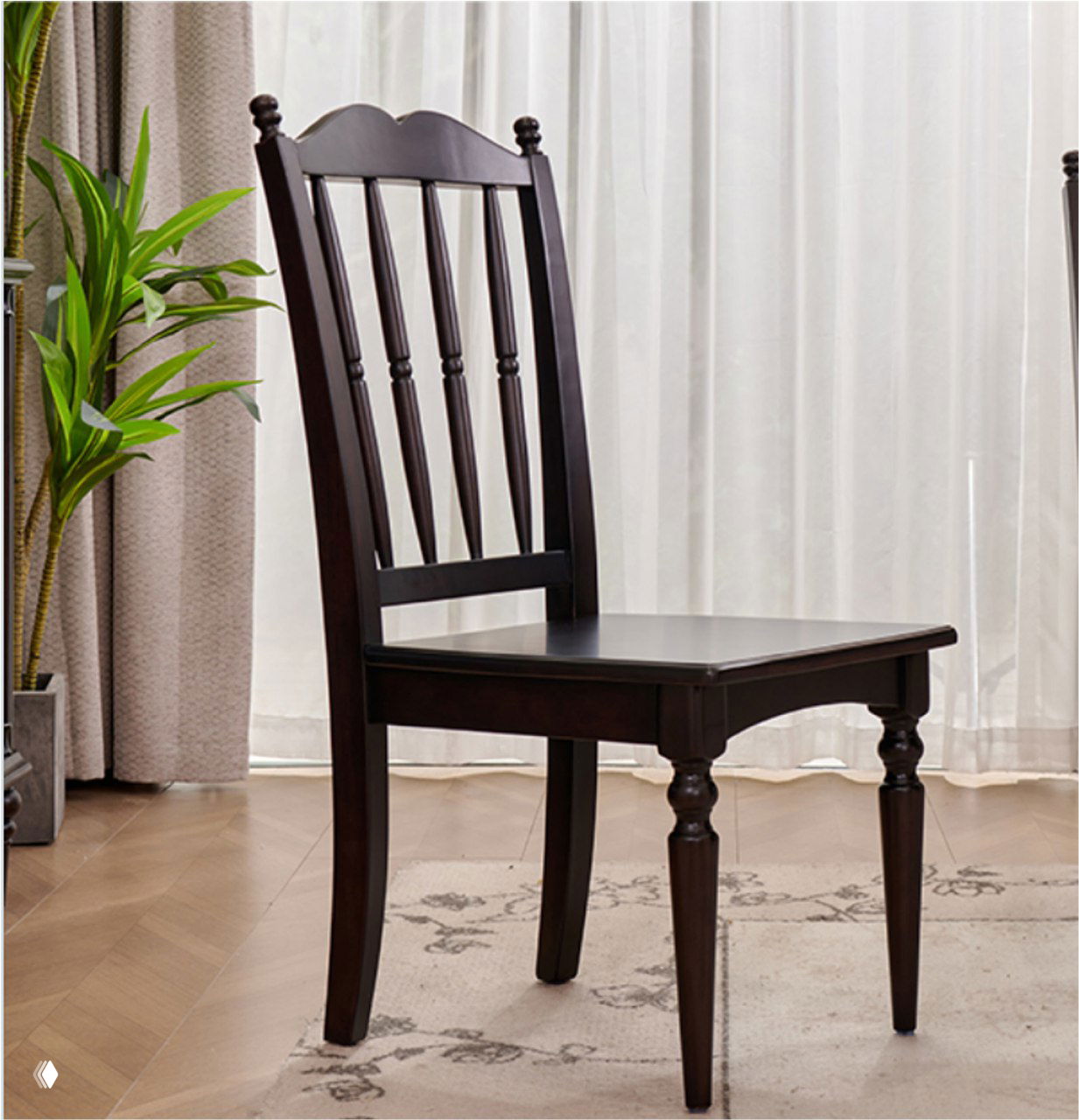 Темно-коричневый стул из массива дуба в интерьере: высокая спинка с вертикальными планками, фигурные ножки, вид сбоку на паркетном полу.