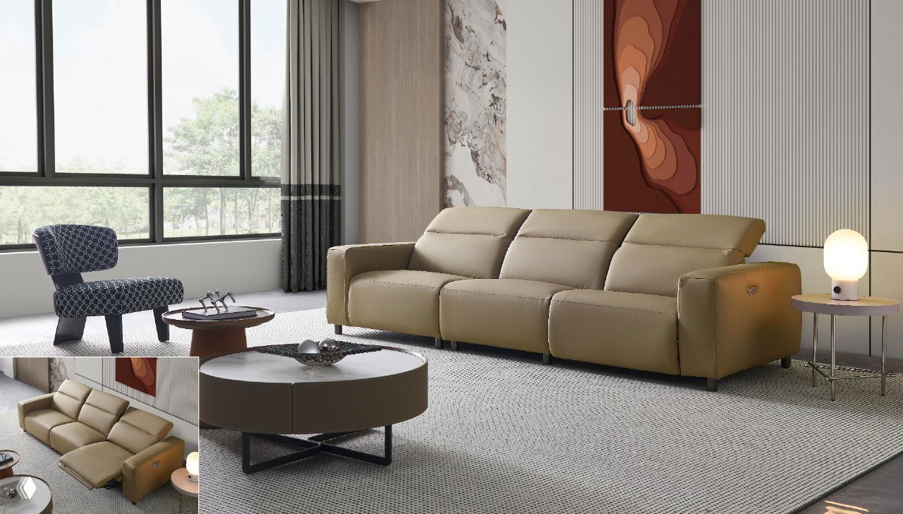 Современный кожаный диван бежевого цвета в светлом интерьере: три посадочных места, реклайнерные секции и журнальный стол.