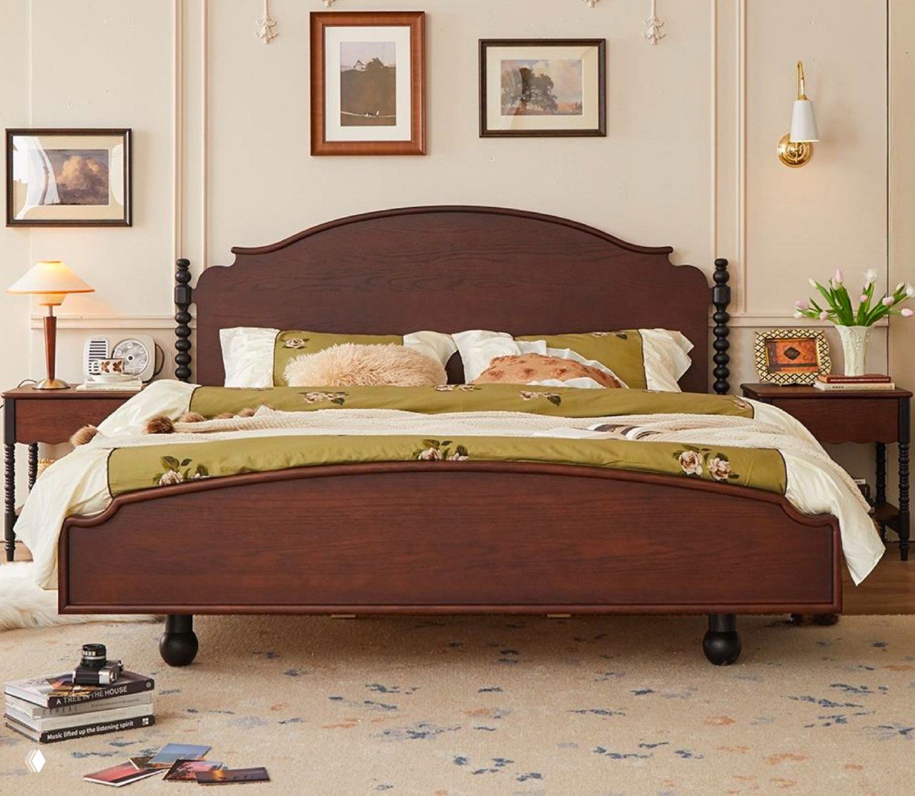 Кровать из тёмного дуба в оформленной спальне с изголовьем и изножьем, ночными тумбочками и уютной постелью, демонстрирующая текстуру древесины.