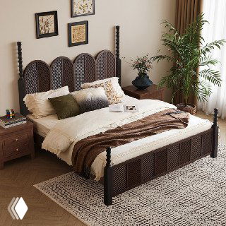 Фото двуспальной кровати из массива дуба в интерьере: резная спинка, светлое постельное бельё, прикроватные тумбы и комнатное растение.