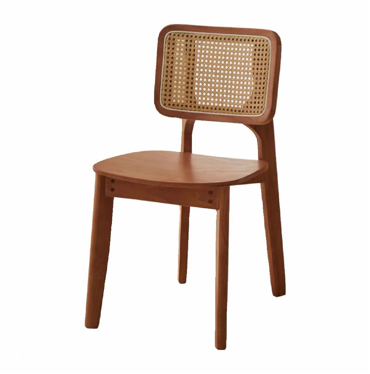 Фотография стула из массива ясеня с плетёной спинкой (ротанг), тёплый древесный оттенок, белый фон, видно форму и текстуру.