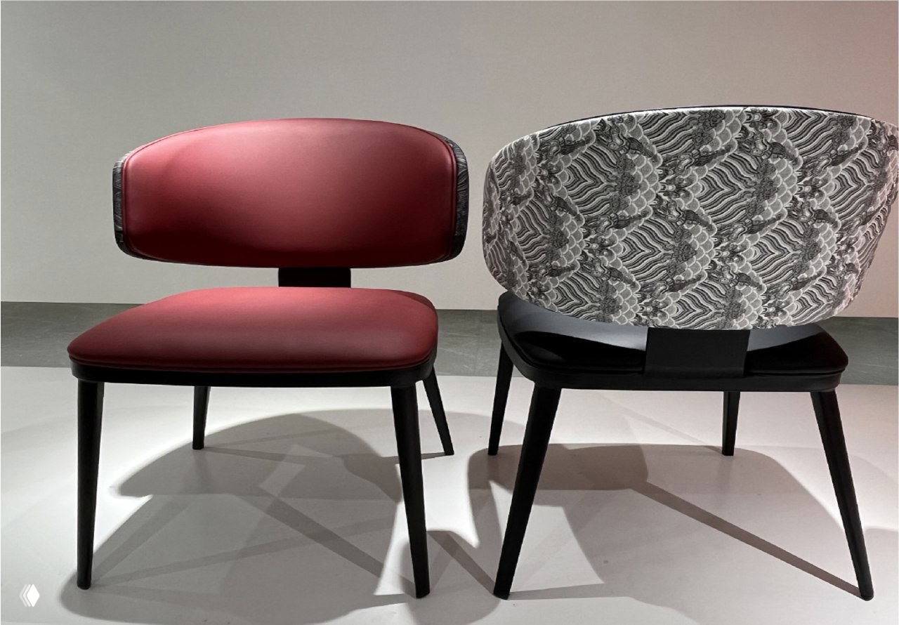 Две модели обеденных стульев на студийном фоне: бордовая сидушка с гладкой обивкой и узорчатая спинка, чёрные деревянные ножки и разные варианты отделки.