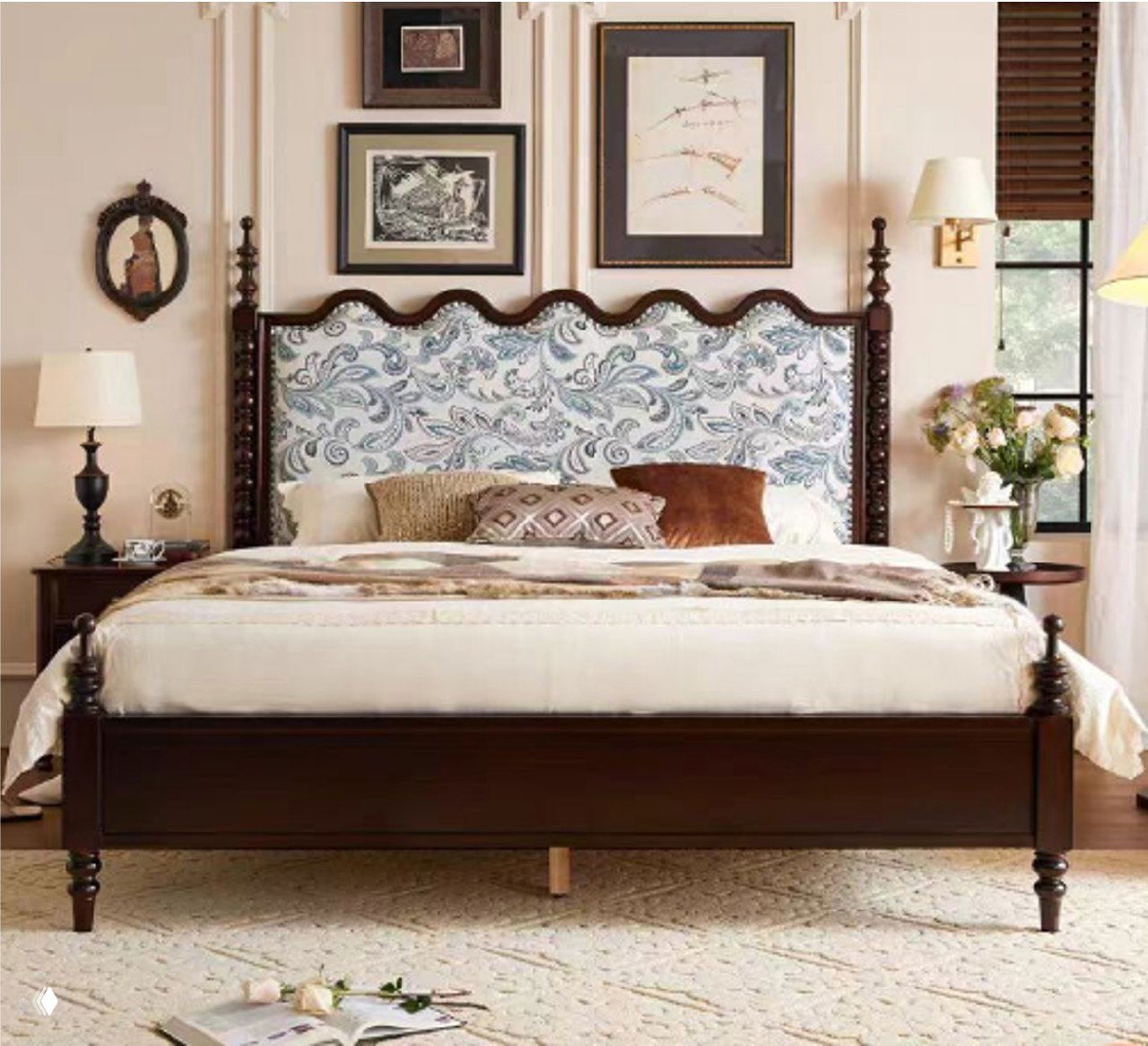 Кровать из массива дуба в оформленной спальне: тёмное деревянное основание, узорчатое изголовье, покрывало и подушки, прикроватные тумбы и декор у окна.