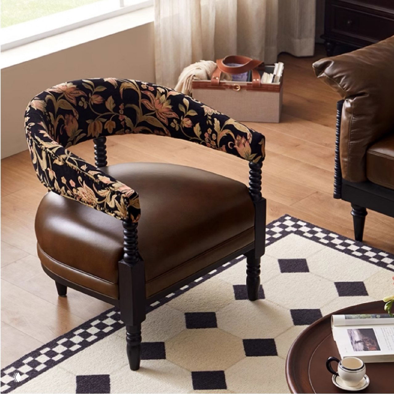 Кресло из массива дуба в жилой комнате: тёмная деревянная рама, коричневое кожаное сиденье и цветная обивка на спинке.