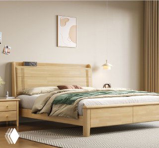 Фотография двуспальной кровати из массива дуба в светлой комнате: деревянное ложе с изголовьем, прикроватная тумбочка и нейтральный декор.