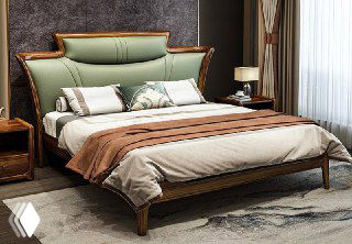 Фронтальный вид кровати с кожаным изголовьем и деревянным каркасом; показаны пропорции, текстура древесины и тканевых деталей в освещённой комнате.